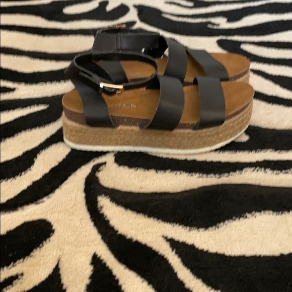 Patrizia Woven Strappy Platform sandals size 7M 😘 - Picture 2 of 8